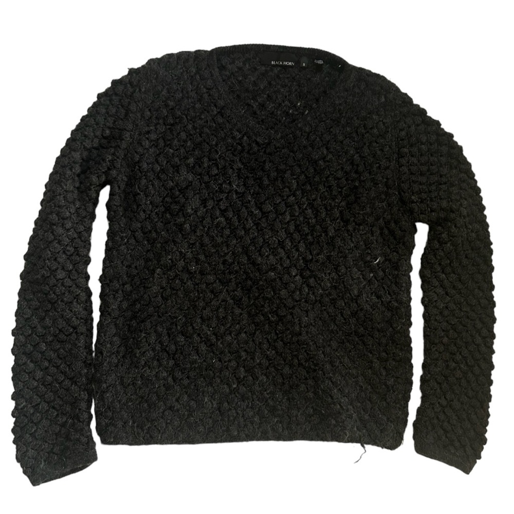 BLACK HORN CREW BLACK NECK SWEATER